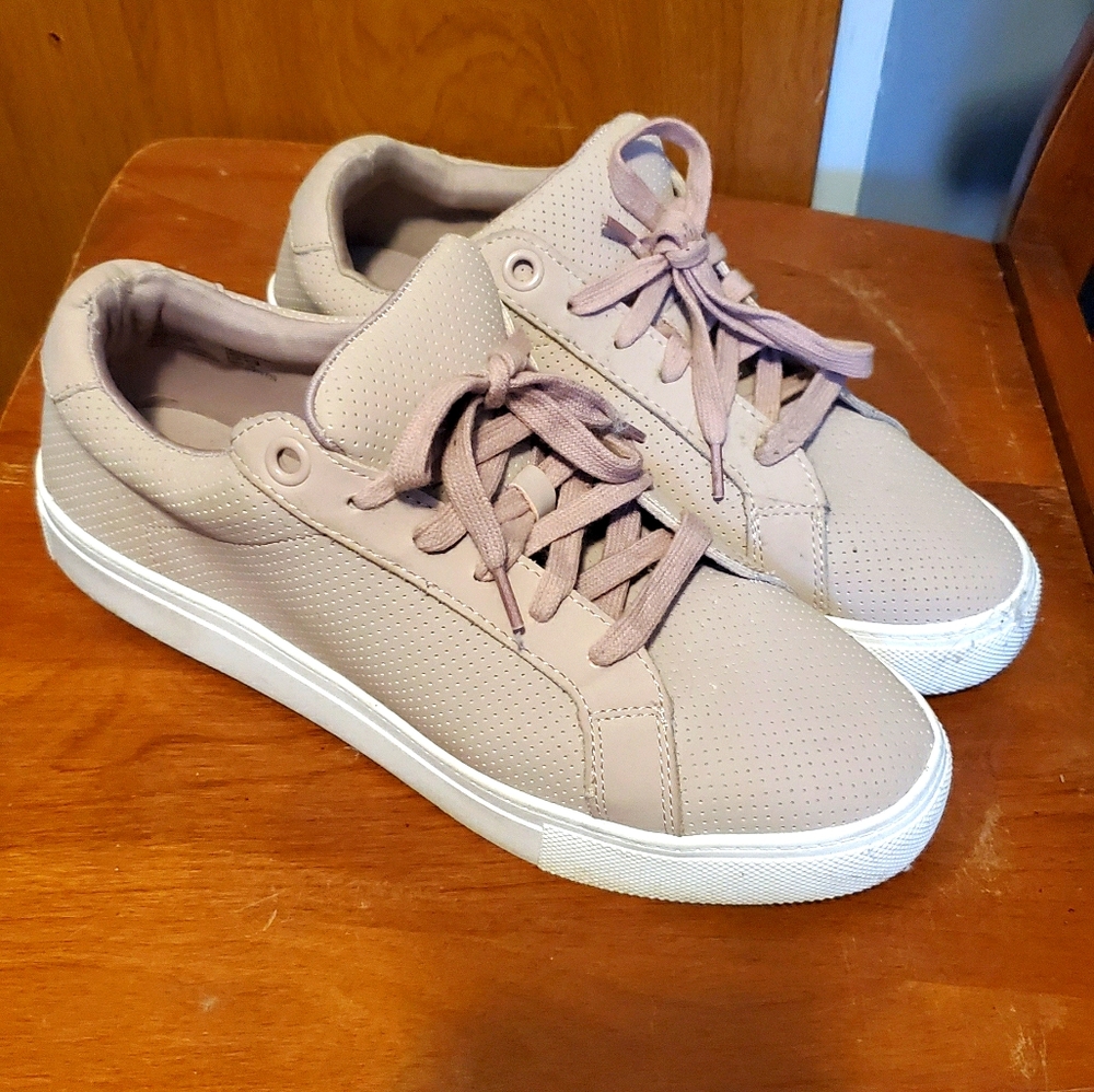 Time and Tru flat sneakers